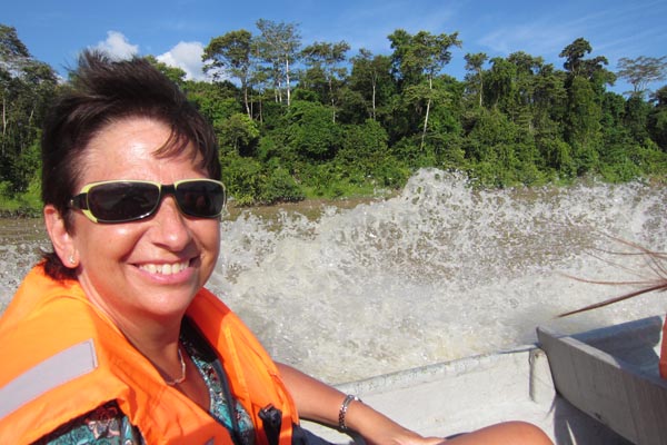 Gina Mom tijdens bootsafari op de kinabatanganriver in Sabah